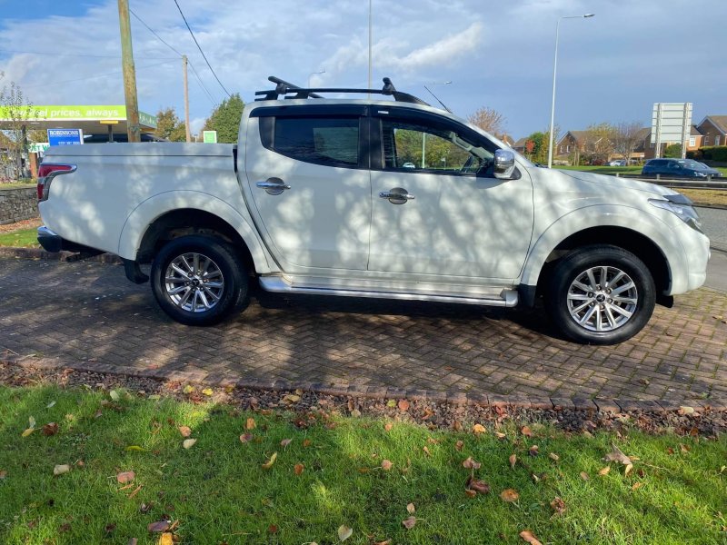 MITSUBISHI L200