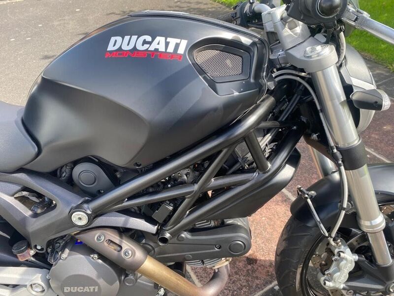 DUCATI MONSTER 696